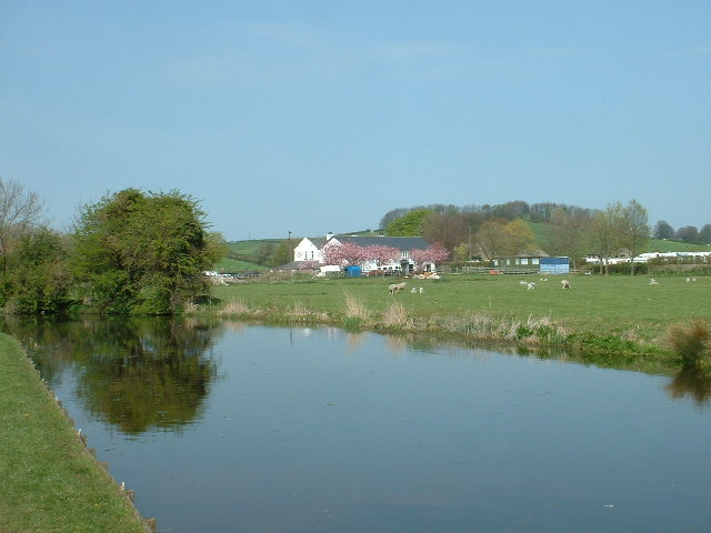 Small picture of Longlands Inn courtesy of Wikimedia Commons contributors