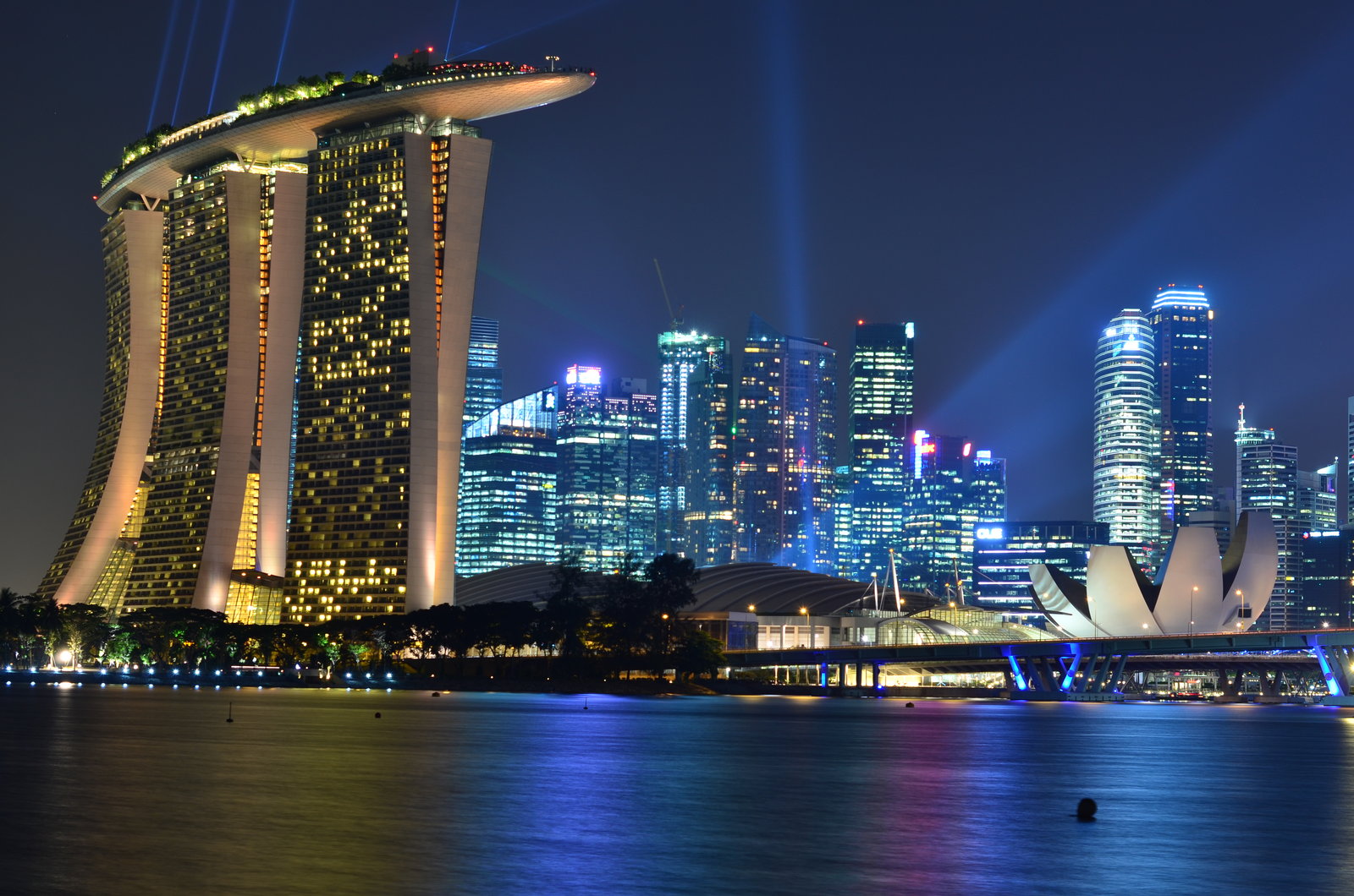 Aug. 28, 2020, Singapore, Republic of Singapore, Asia - View of the new  Apple flagship store on the waterfront in Marina Bay Sands with the  business district skyline in the background. The