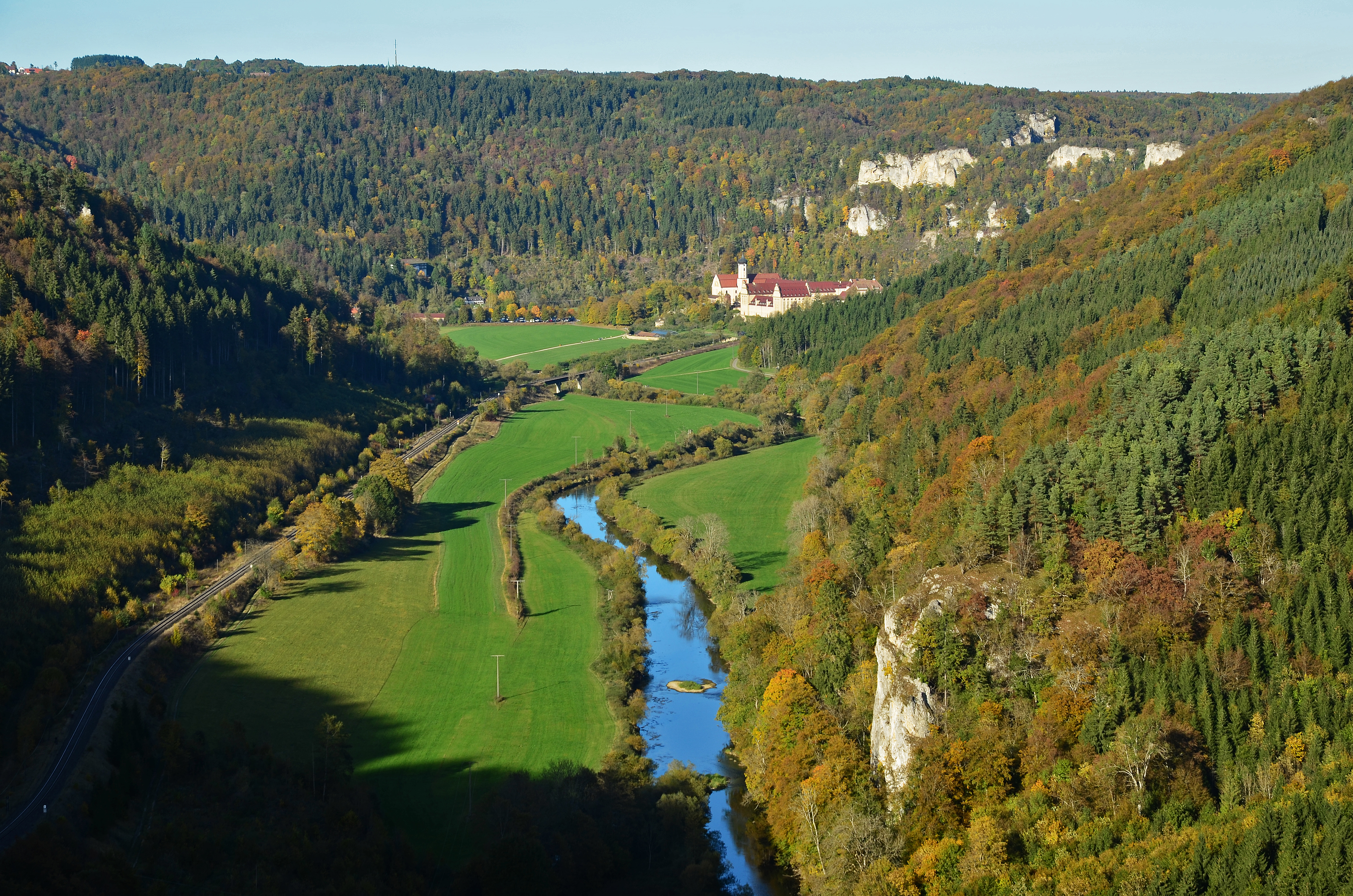 Naturpark Obere Donau, Blick ins Donautal zum Kloser Beuron.jpg