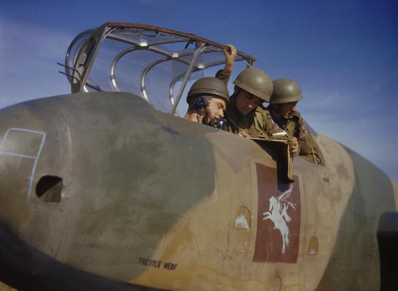 File:Paratroop Training in Netheravon, Britain, October 1942 TR171.jpg