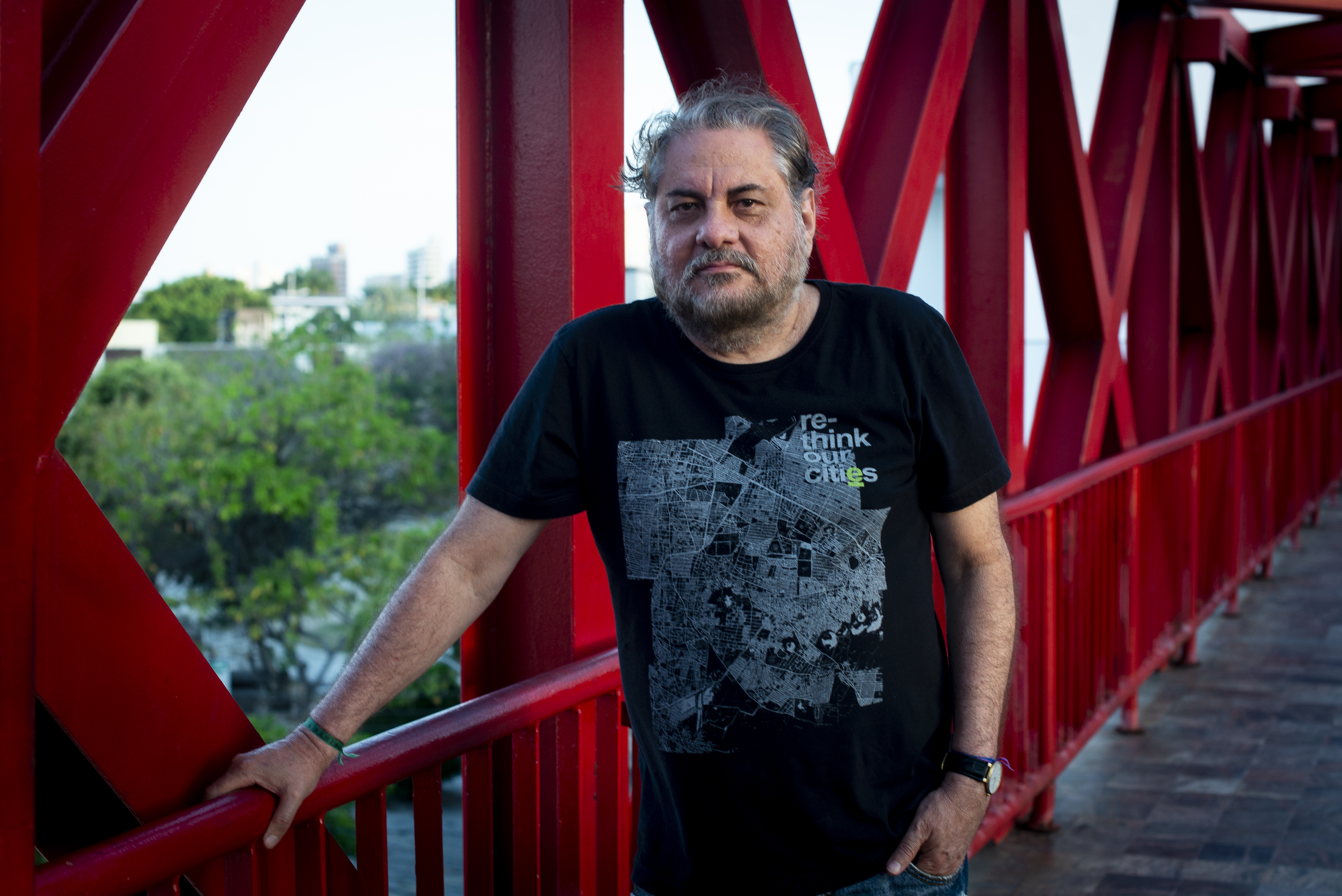 Paulo Linhares na passarela vermelha do Centro Dragão do Mar de Arte e Cultura.