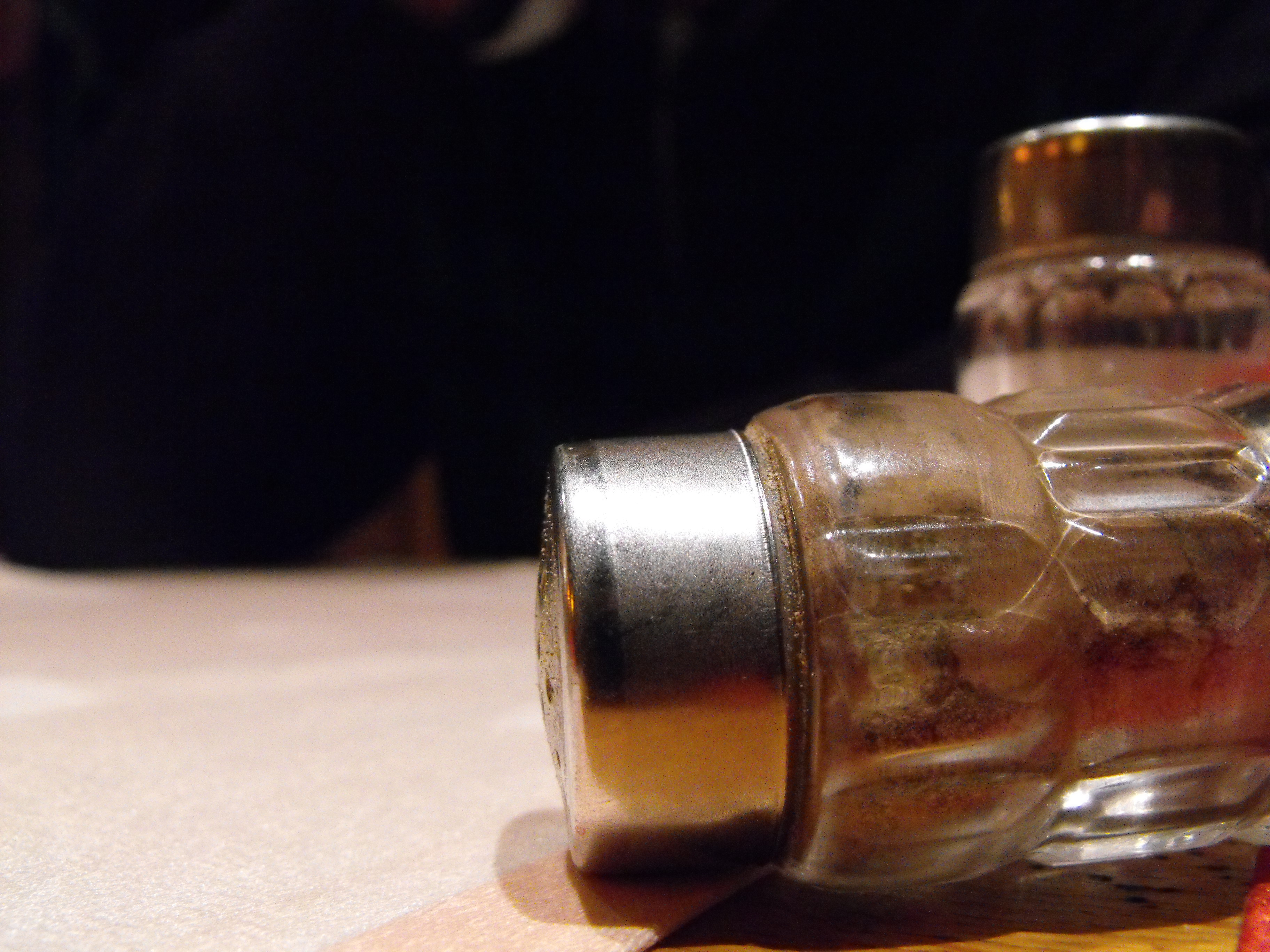 https://upload.wikimedia.org/wikipedia/commons/e/e5/Pepper_shaker_lying_on_its_side.JPG