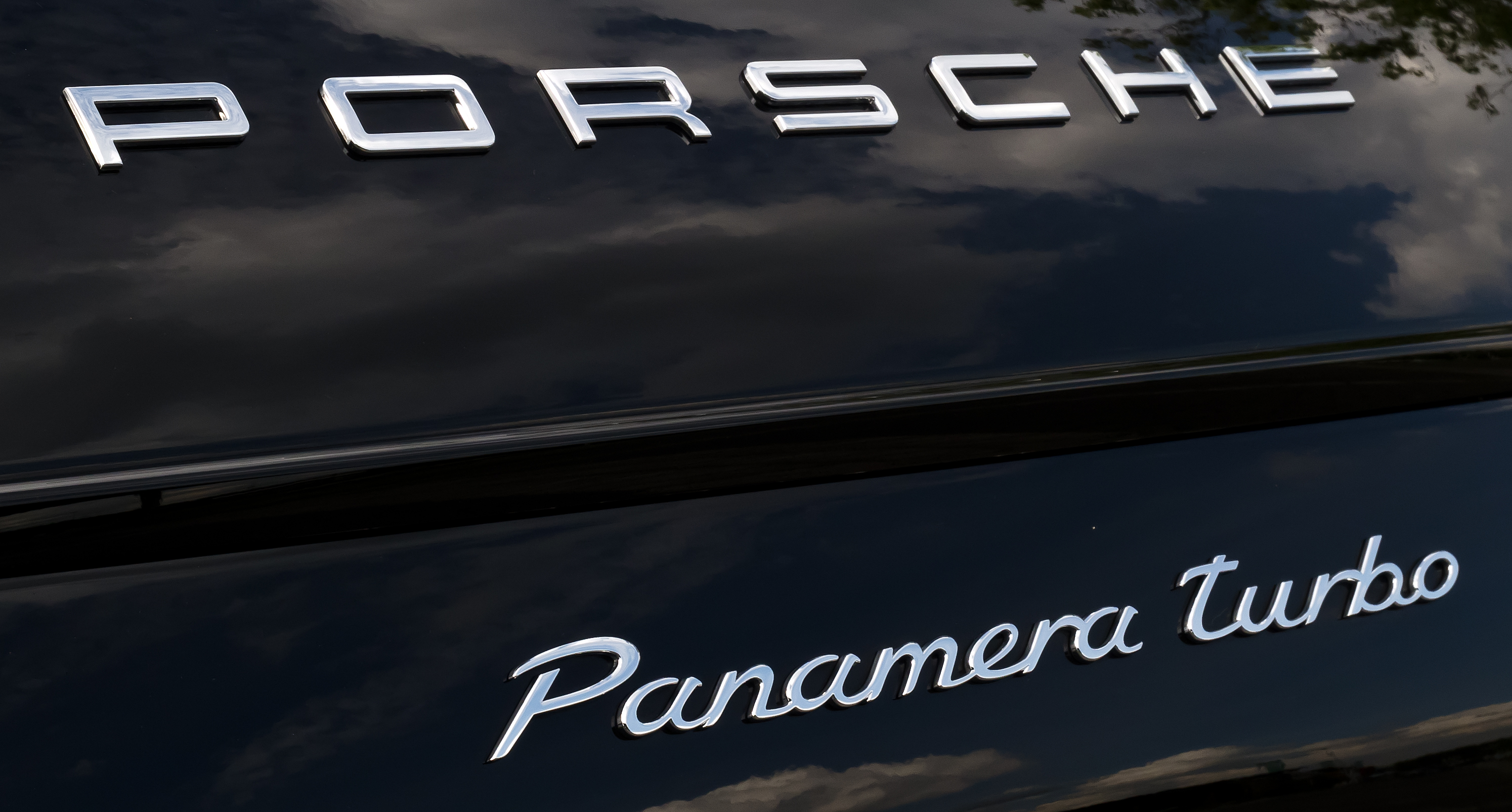 Porsche_Panamera_Turbo_%28970%29_%E2%80%93_Schriftzug%2C_18._Juli_2012%2C_D%C3%BCsseldorf.jpg
