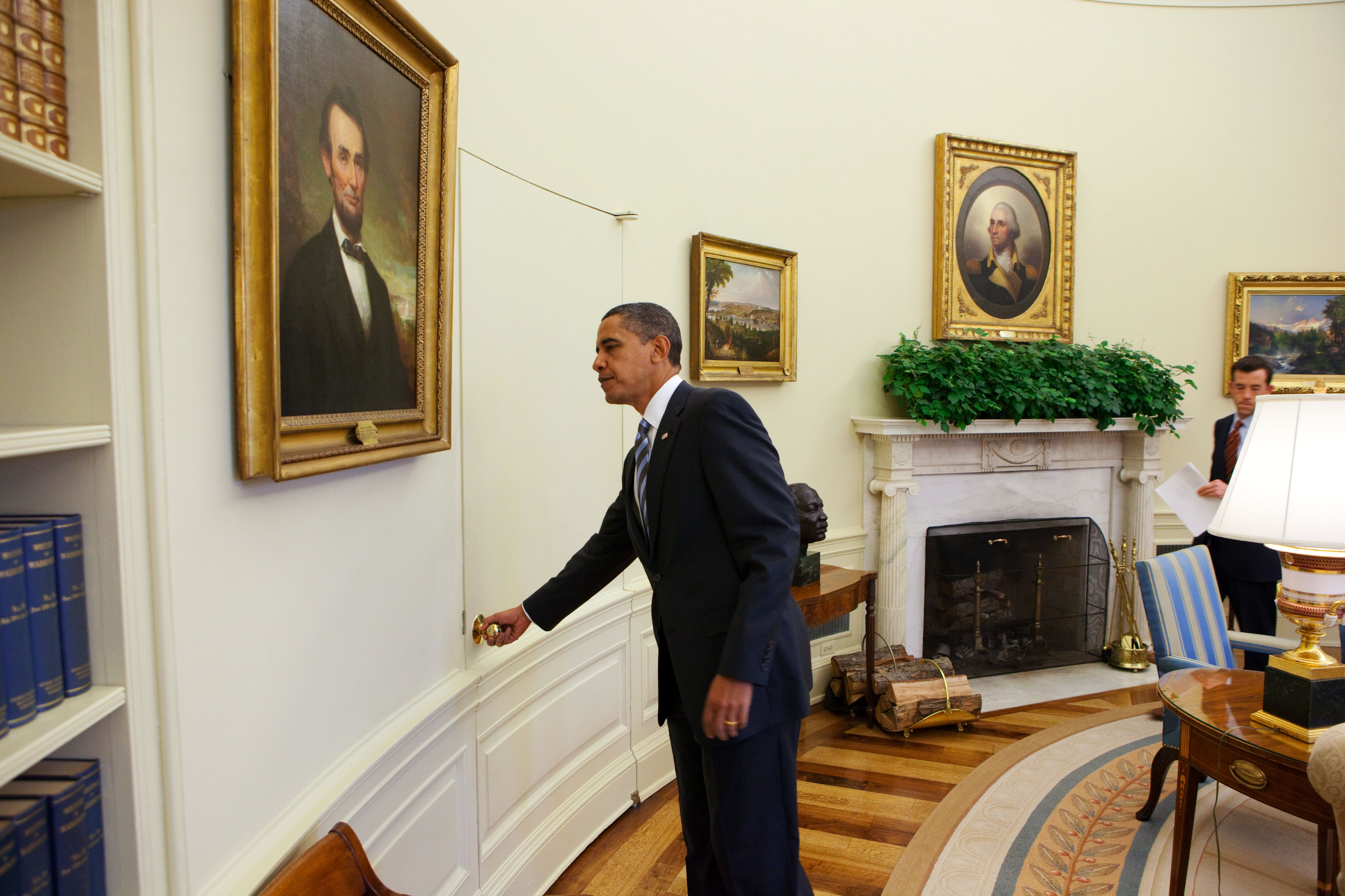 File:President Barack Obama opens the door of the Oval  -  Wikimedia Commons
