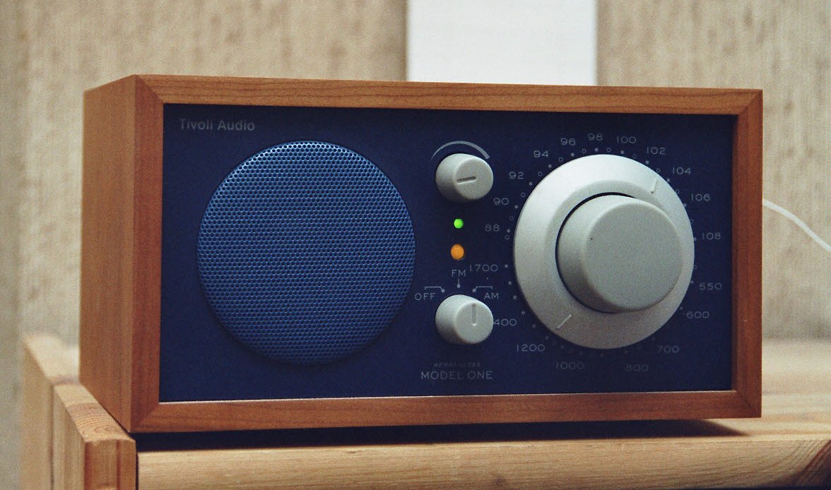 File:Radio antigua a pilas.jpg - Wikimedia Commons