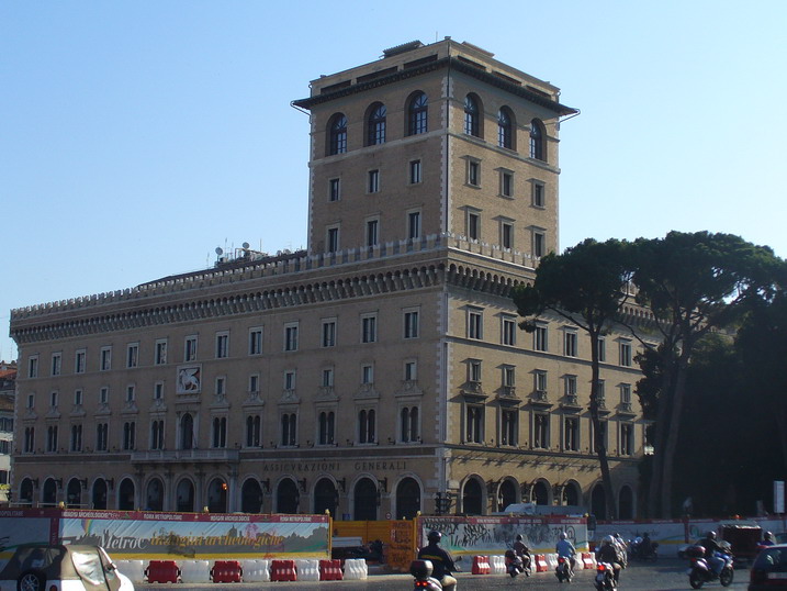 File:Roma - Piazza Venezia - Palazzo delle Assicurazioni Generali di Venezia - panoramio.jpg