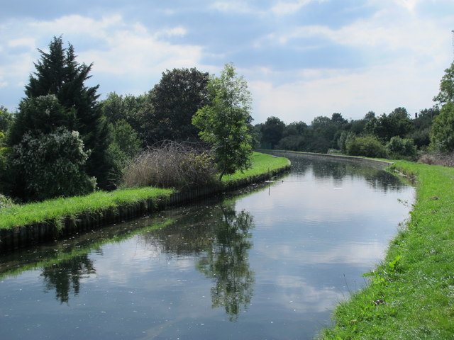 File:The New River by Palmerston Crescent, N13 (3) - geograph.org.uk - 4693507.jpg