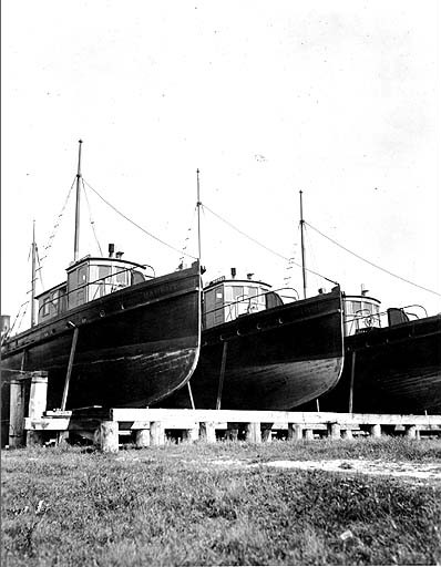 Three purse seine boats on the ways at Semiahmoo%2C Washington%2C 1918 %28COBB 37%29