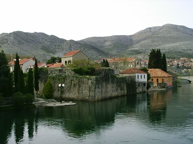 File:Trebinje, pevnost (mestske jadro), pohled pres Trebisnjici.jpg