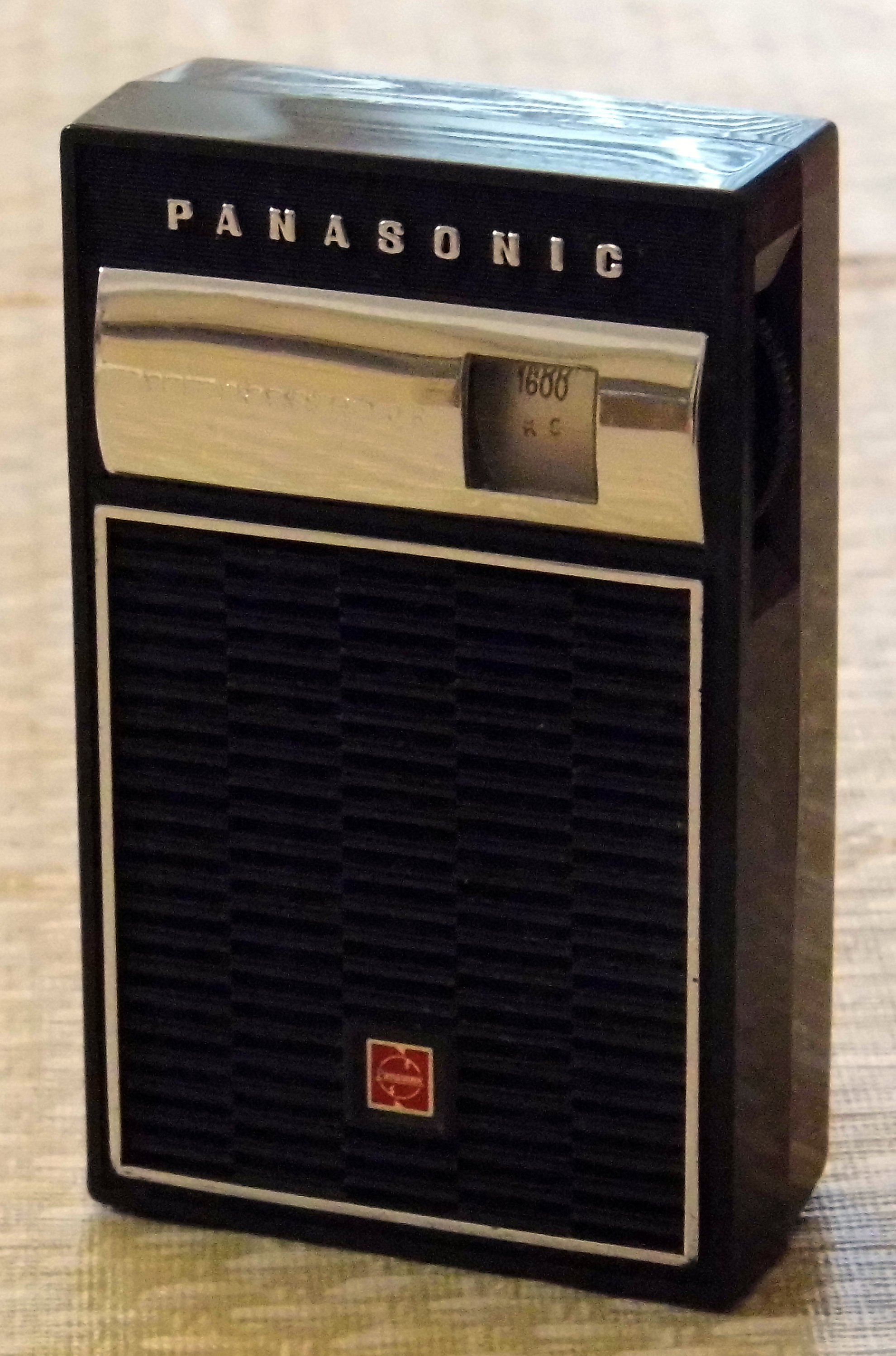 File:Vintage Panasonic 7-Transistor AM Radio, Model R-1076