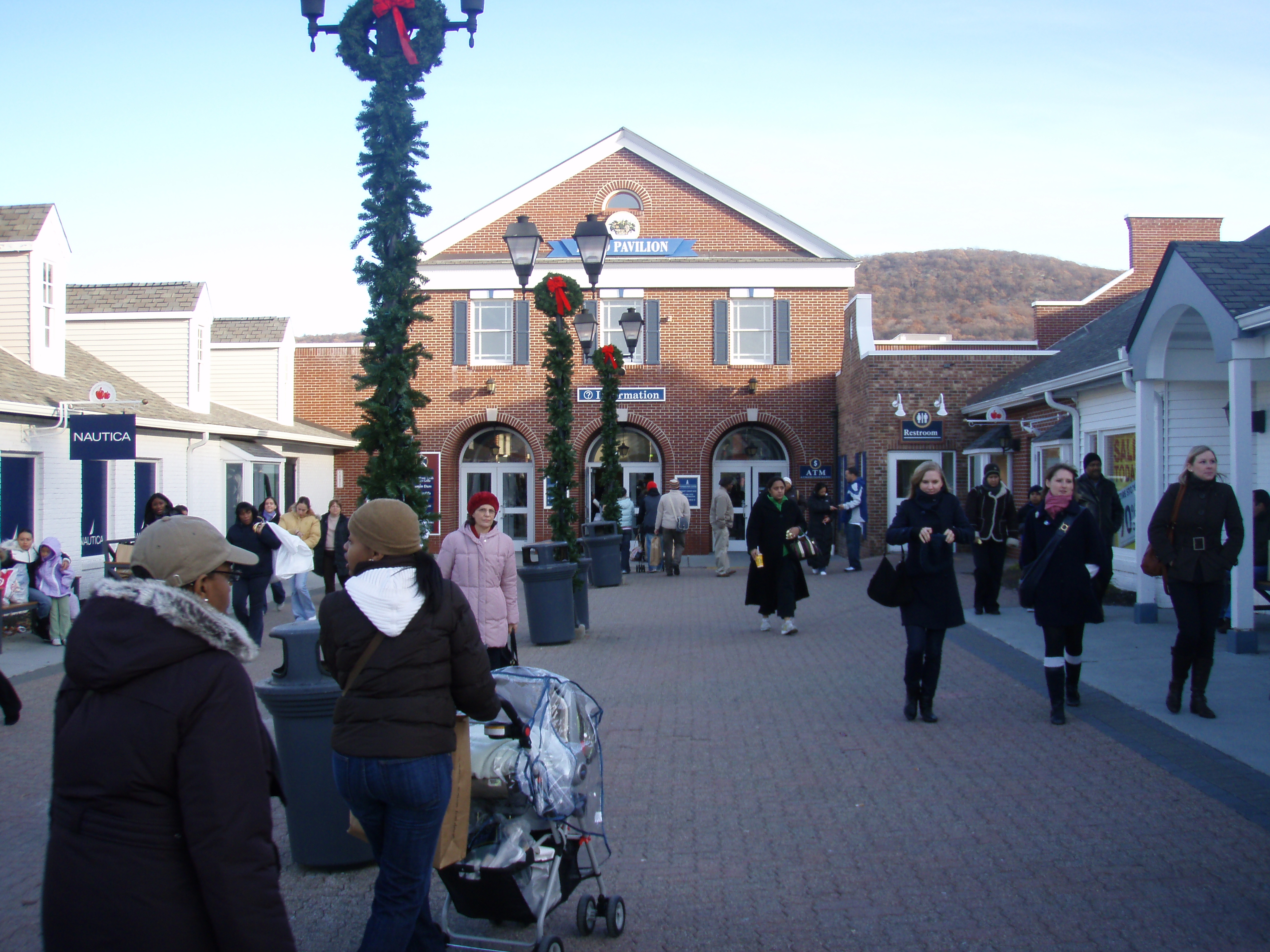 Outdoor Dining at Woodbury Common Premium Outlets