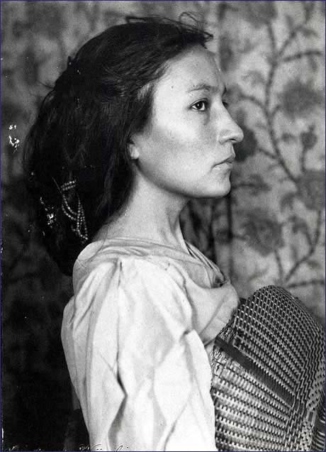 https://upload.wikimedia.org/wikipedia/commons/e/e5/Zitkala-Sa_%28side_face%29.jpg