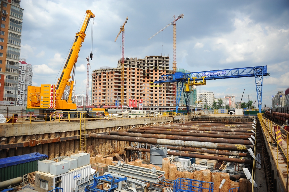 Новое строительство москва. Стройка на Ломоносовском проспекте. Кожуховская Москва Сити стройка. Котлован Котельники. Строительные площадки Москвы.