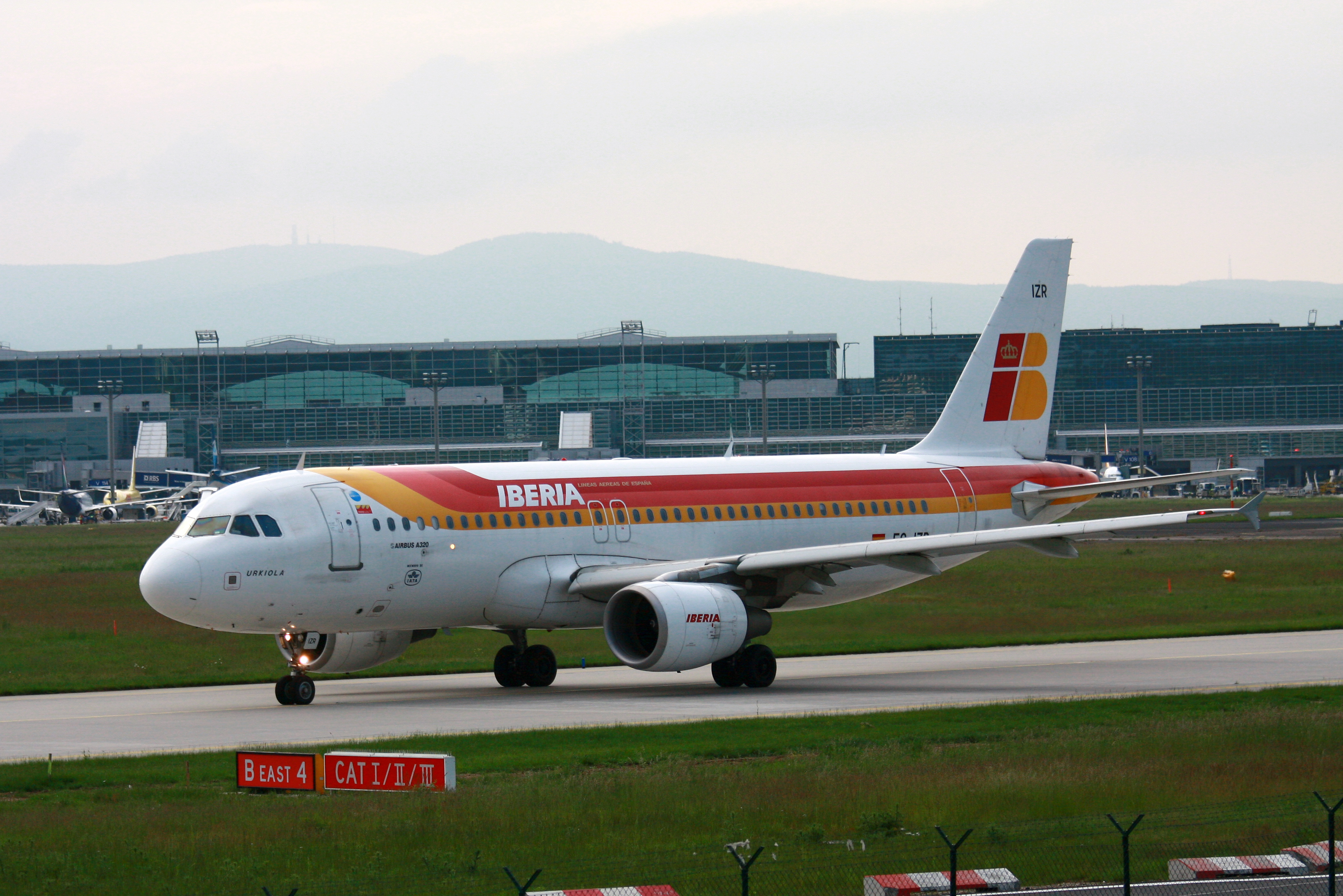 Самолет москва франкфурт на майне. Рейсы Iberia. Самолет Мадрид Вашингтон. Cg200 авиакомпании Iberia. Рейс Kc 921 Астана Франкфурт-на-Майне.