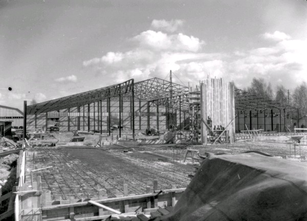 File:AB Nyköpings Automobilfabrik (ANA) bygger stort förråd vid småbåtshamnen 1953.jpg