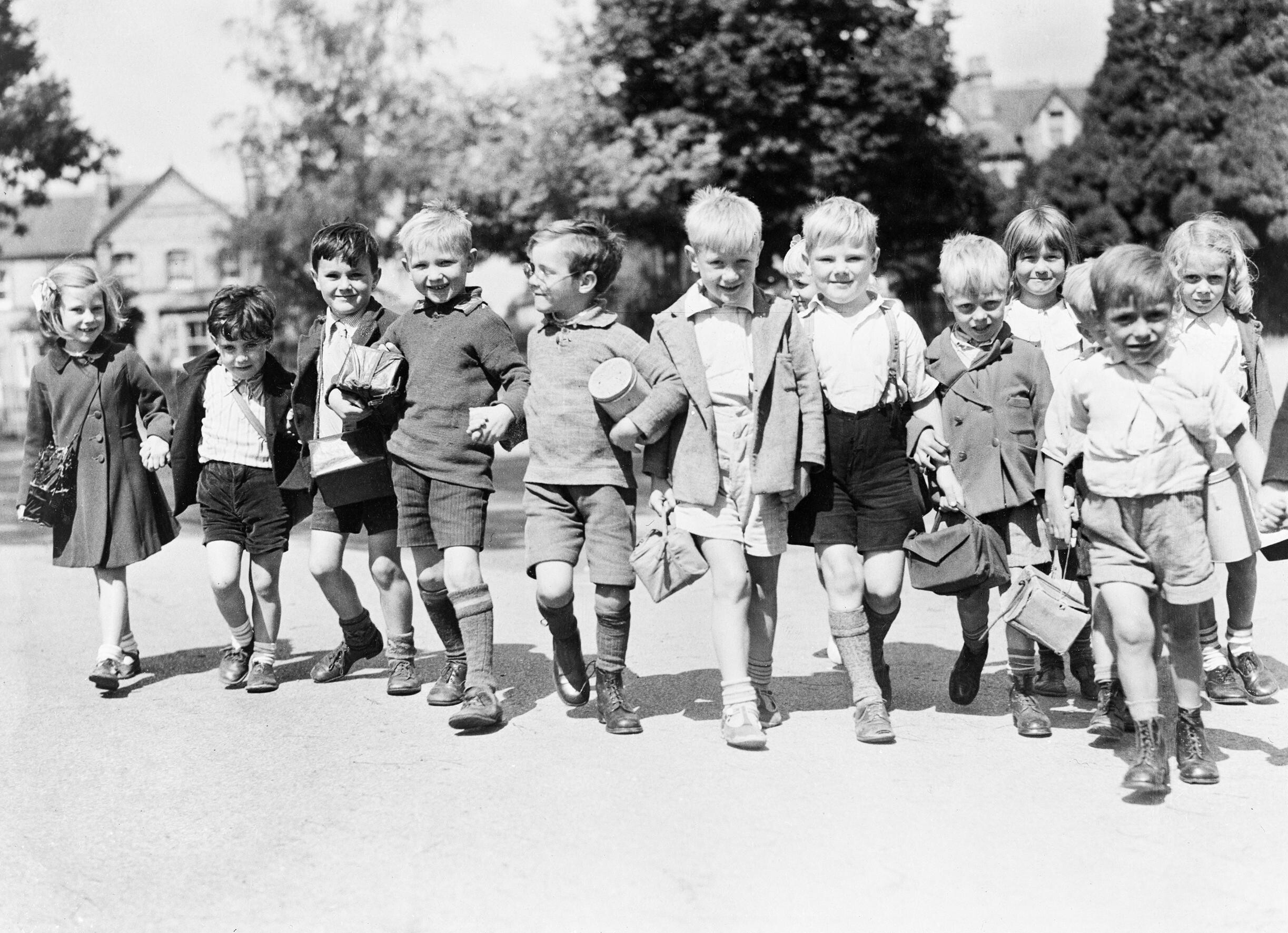 File:A group of smiling evacuees from Rotherhithe in Kent with gas mask ...