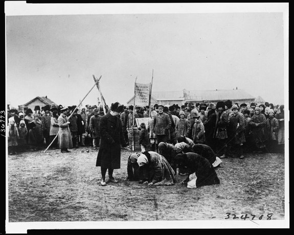 Вместе и голод. Крестьяне Самарской губернии 1920. 1922 Год жители Самарской области на коленях. Голодающие Поволжья 1921.