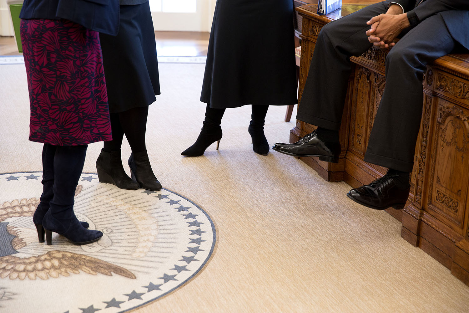 File Barack Obama Sitting On The Resolute Desk 2015 Jpg