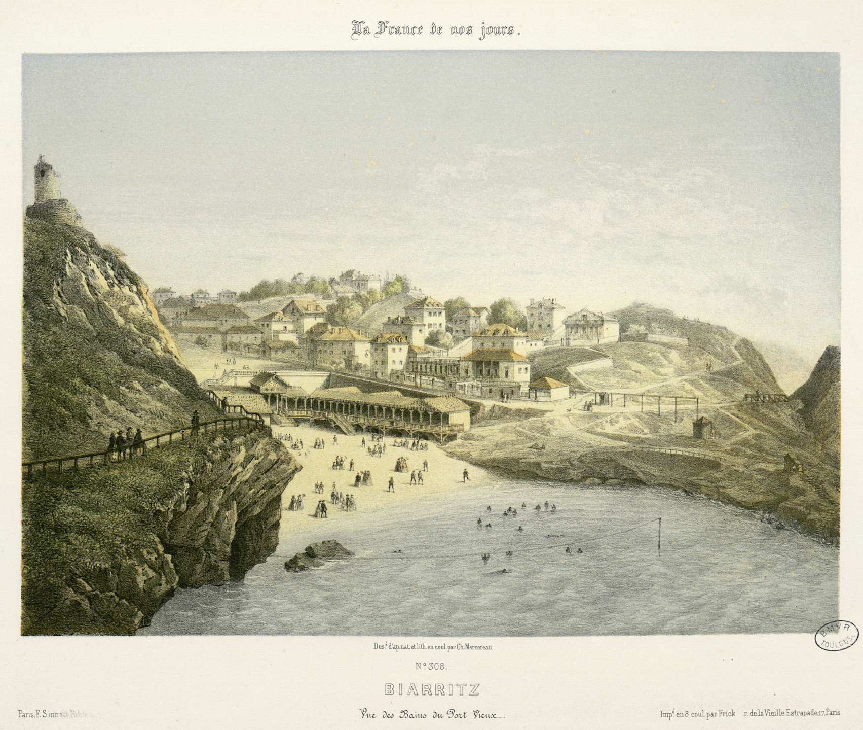 Gravure en couleur d'une plage maritime ; baigneurs et promeneurs au premier plan ; bâtiments en arrière plan.