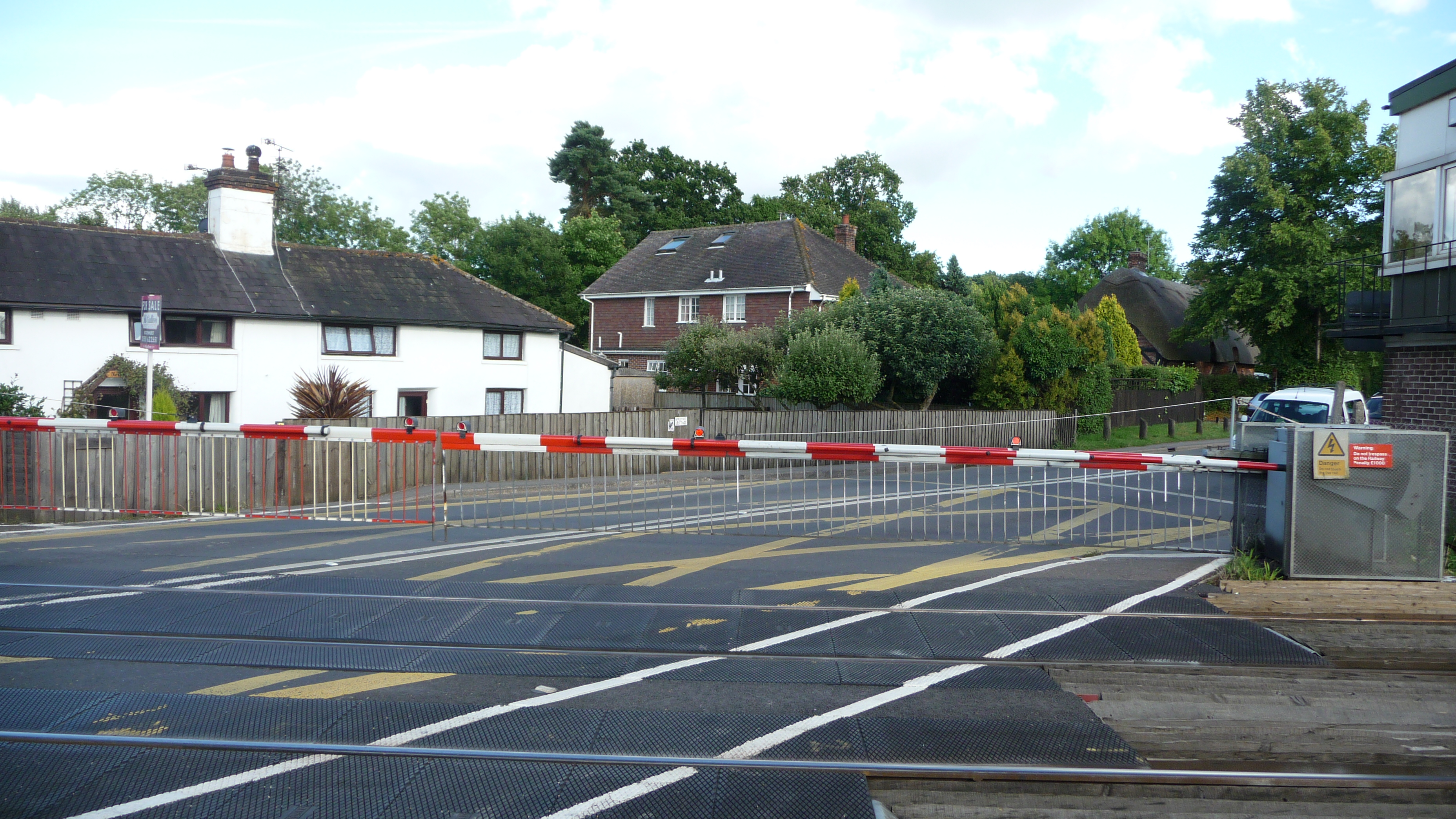 Level crossing. Брокенхерст (Brockenhurst), Хэмпшир. Левел Кроссинг. Koln Tower, Бивер-Кроссинг, Небраска,. The New Forest Fruit Ltd, ферма New House, Church Lane, East Boldre, Brockenhurst, so4 27ws.