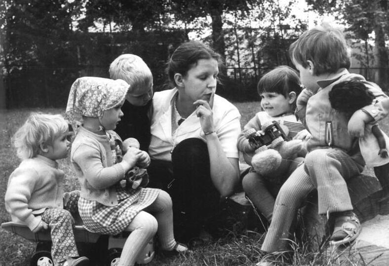 Datei:Bundesarchiv Bild 183-1983-0705-009, Laezen, Kindergärtnerin mit Kindern.jpg