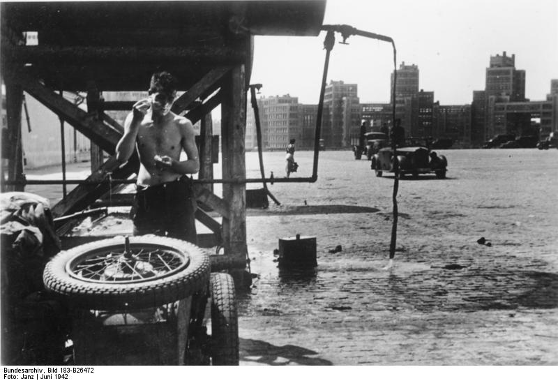 Bundesarchiv_Bild_183-B26472,_Charkow,_Soldat_rasiert_sich_auf_dem_%22Roten_Platz%22.jpg