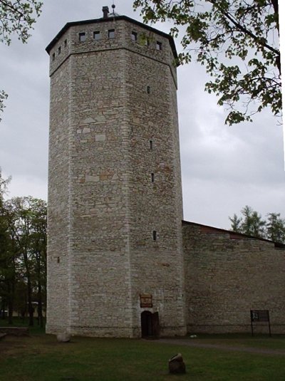 File:Castle in Paide.jpg