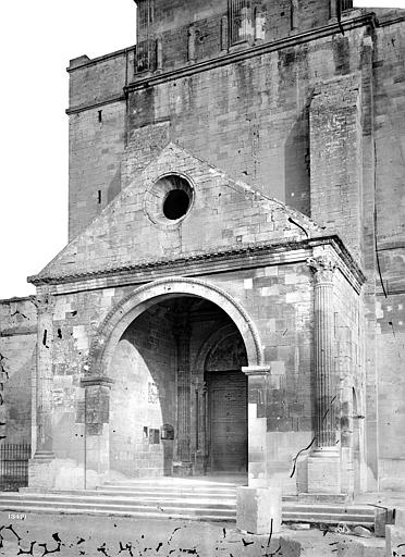 File:Cathédrale Notre-Dame-des-Dons - Porche de la façade ouest - Avignon - Médiathèque de l'architecture et du patrimoine - APMH00013491.jpg