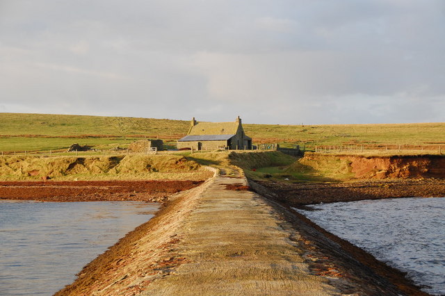 File:Causeway and old farm, Hunda - geograph.org.uk - 1069678.jpg