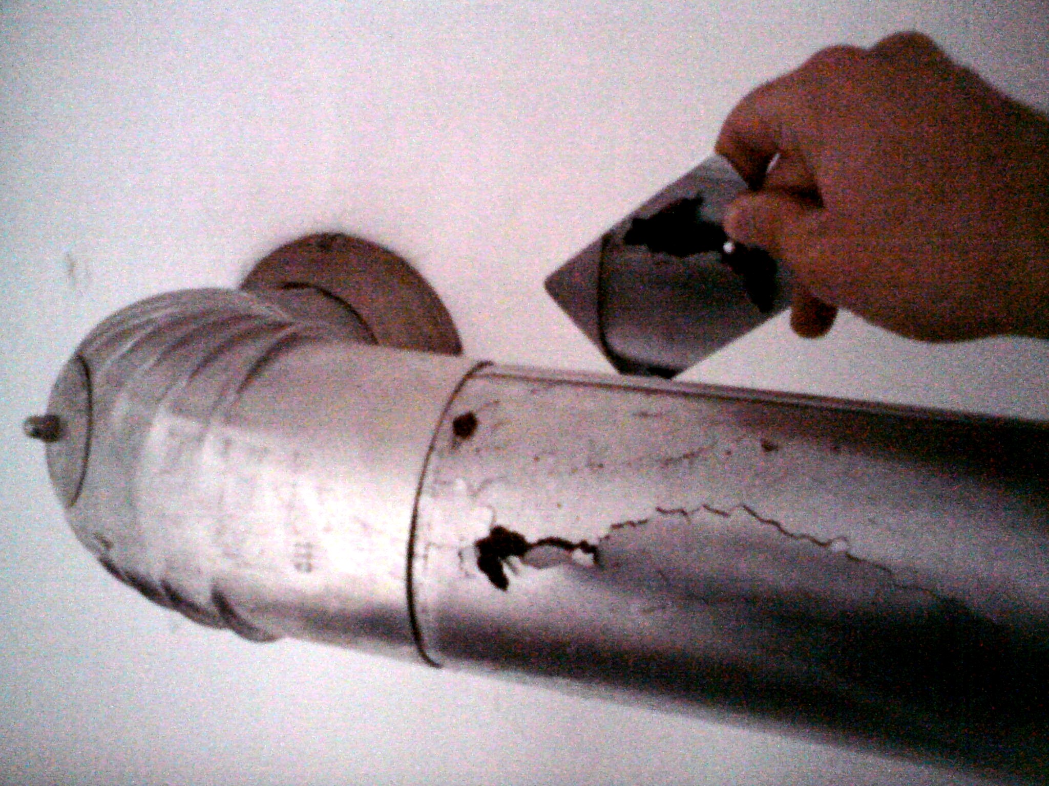 File:Defektes Abgasrohr einer Gas-Heizung.jpg - Wikimedia Commons