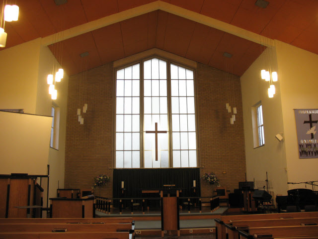 File:Emmanuel church, Morden - interior - geograph.org.uk - 1059665.jpg