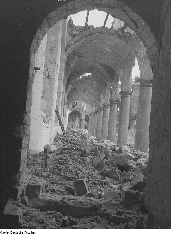 Ruine des Langen Ganges im Stallhof (nach dem 17. September 1945)