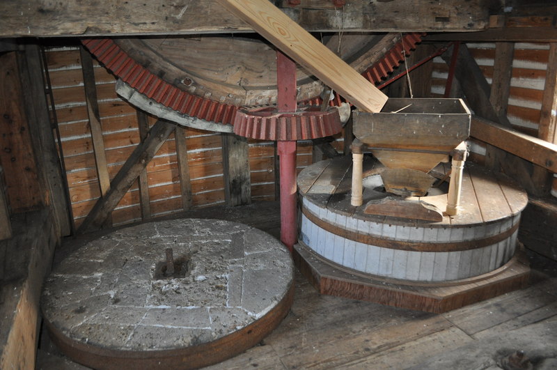 File:Garboldisham Post Mill - Stones - geograph.org.uk - 2248753.jpg