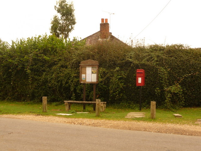 File:Godshill, postbox No. SP6 426 and noticeboard - geograph.org.uk - 1444366.jpg