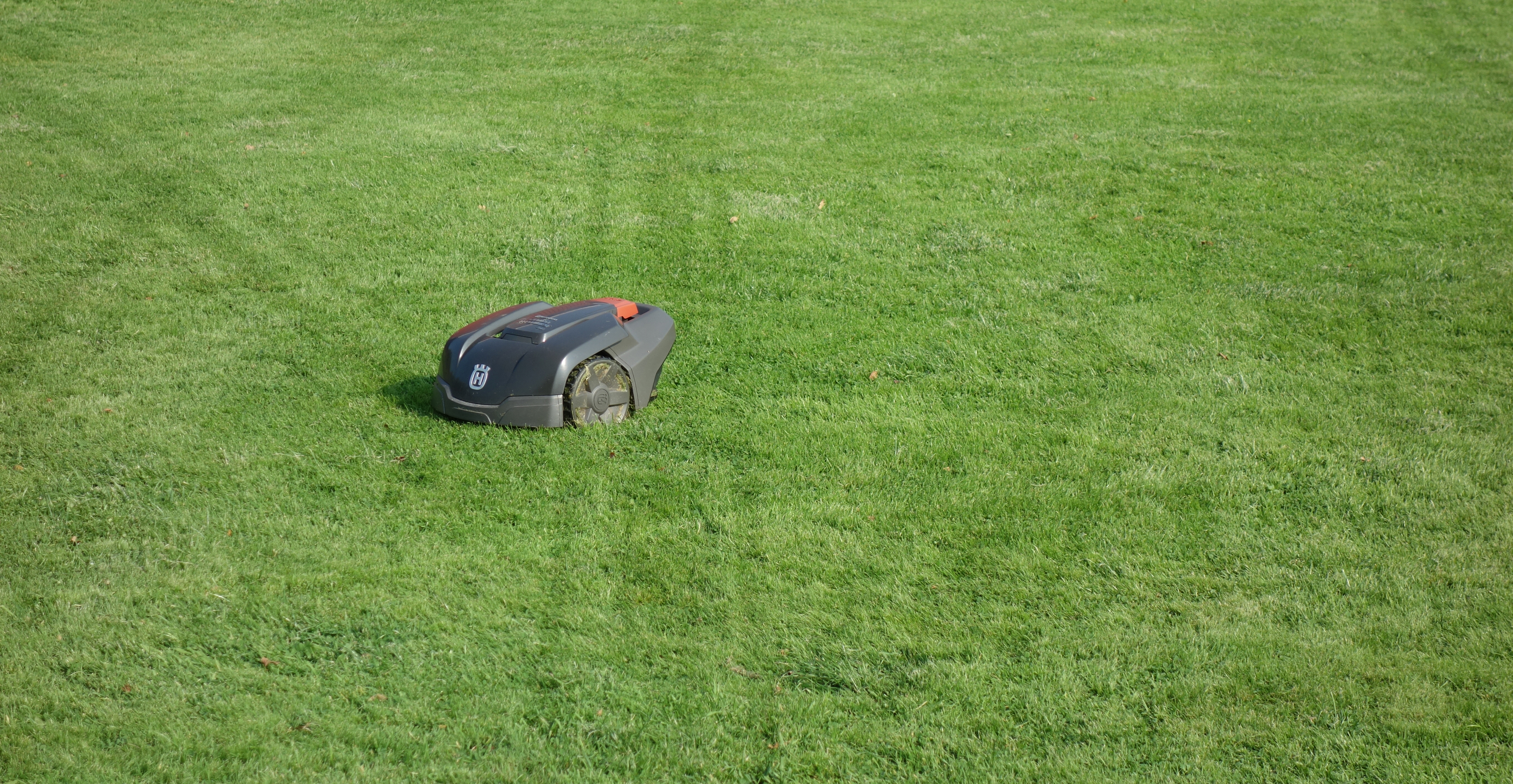 forklædt skildpadde efterskrift Robotic lawn mower - Wikipedia