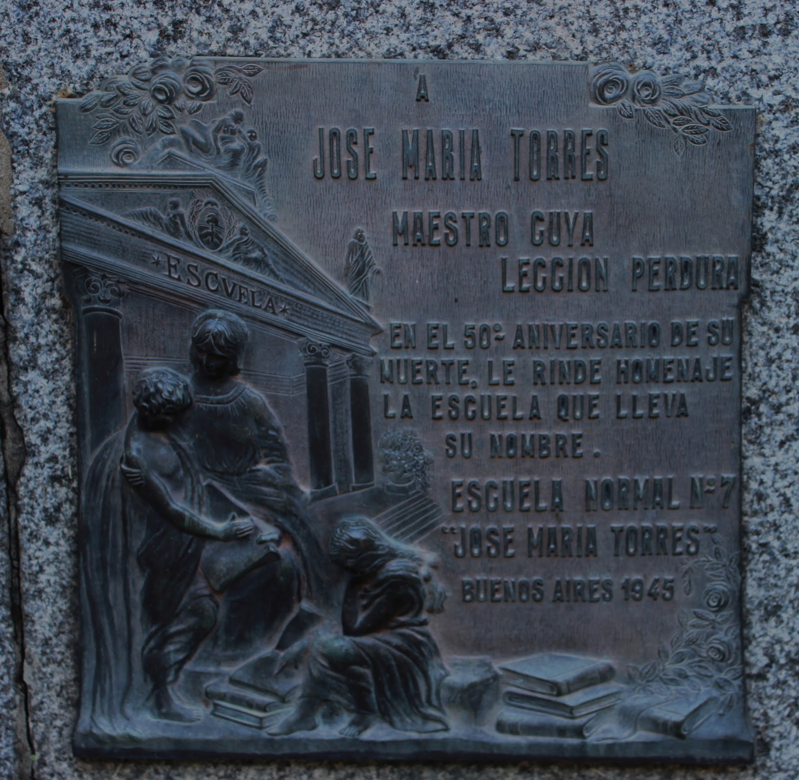 Lápida en conmemoración del 50.º aniversario del fallecimiento de José María Torres, colocado en su sepulcro. “A José María Torres maestro cuya lección perdura. En el 50° aniversario de su muerte, le rinde homenaje la escuela que lleva su nombre. ESCUELA NORMAL N° 7. ‘José María Torres’. Buenos Aires 1945”.