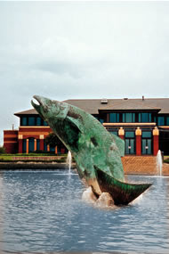 Springende Lachsskulptur im Chester Business Park von Laurence Broderick