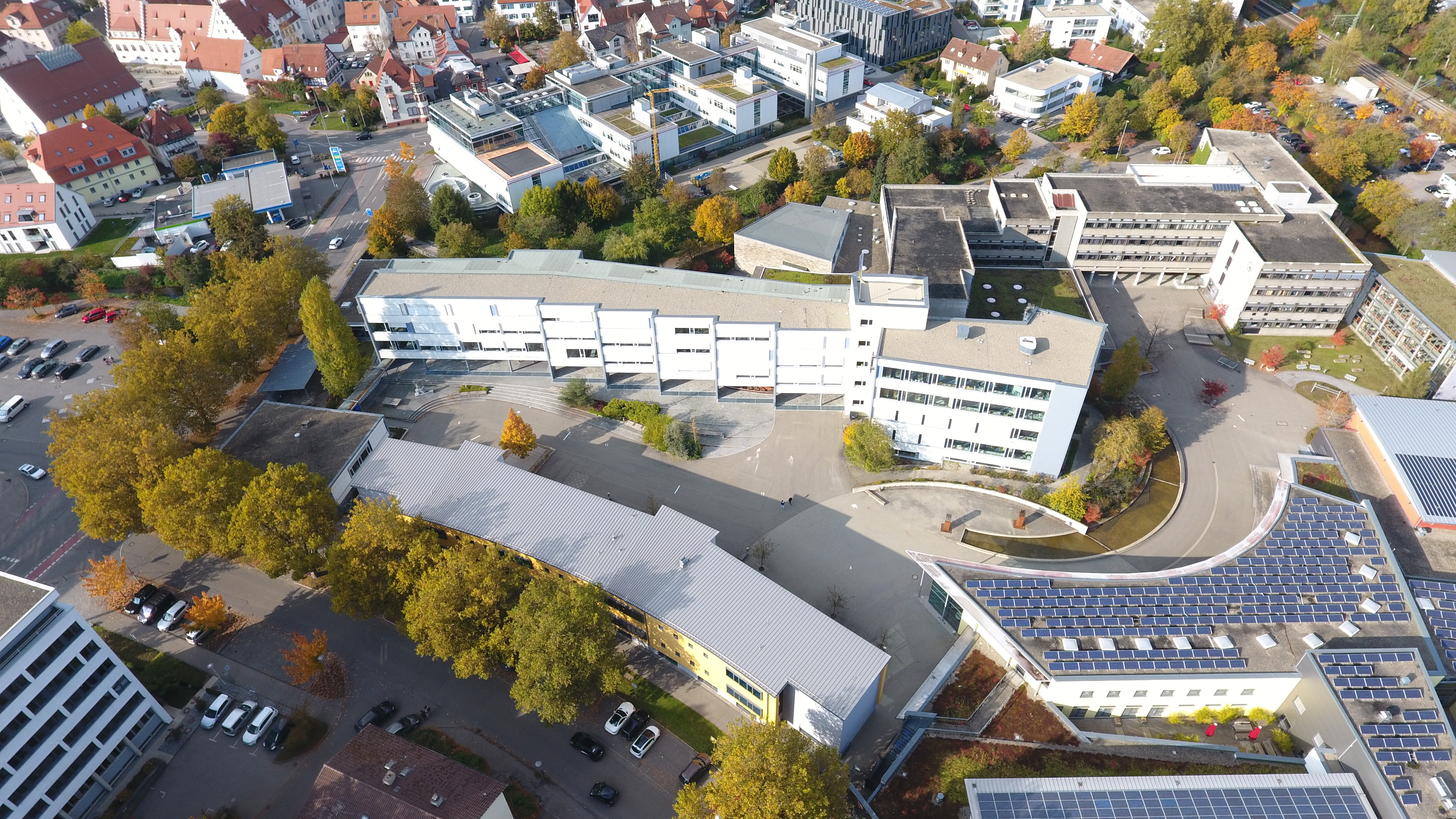 Der hellere Gebäudekomplex links zeigt das Wieland-Gymnasium.