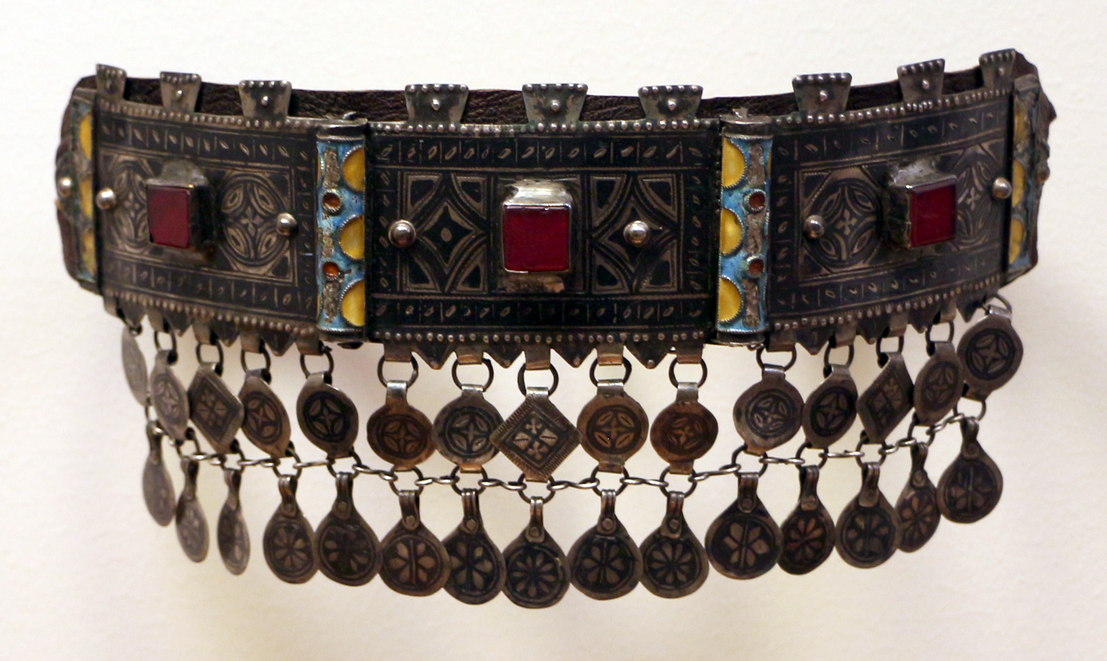 File:Marocco, ida o nadif, diadema da donna, in argento, smalti, vetro e  pelle, 1850-1910 ca.jpg - Wikimedia Commons