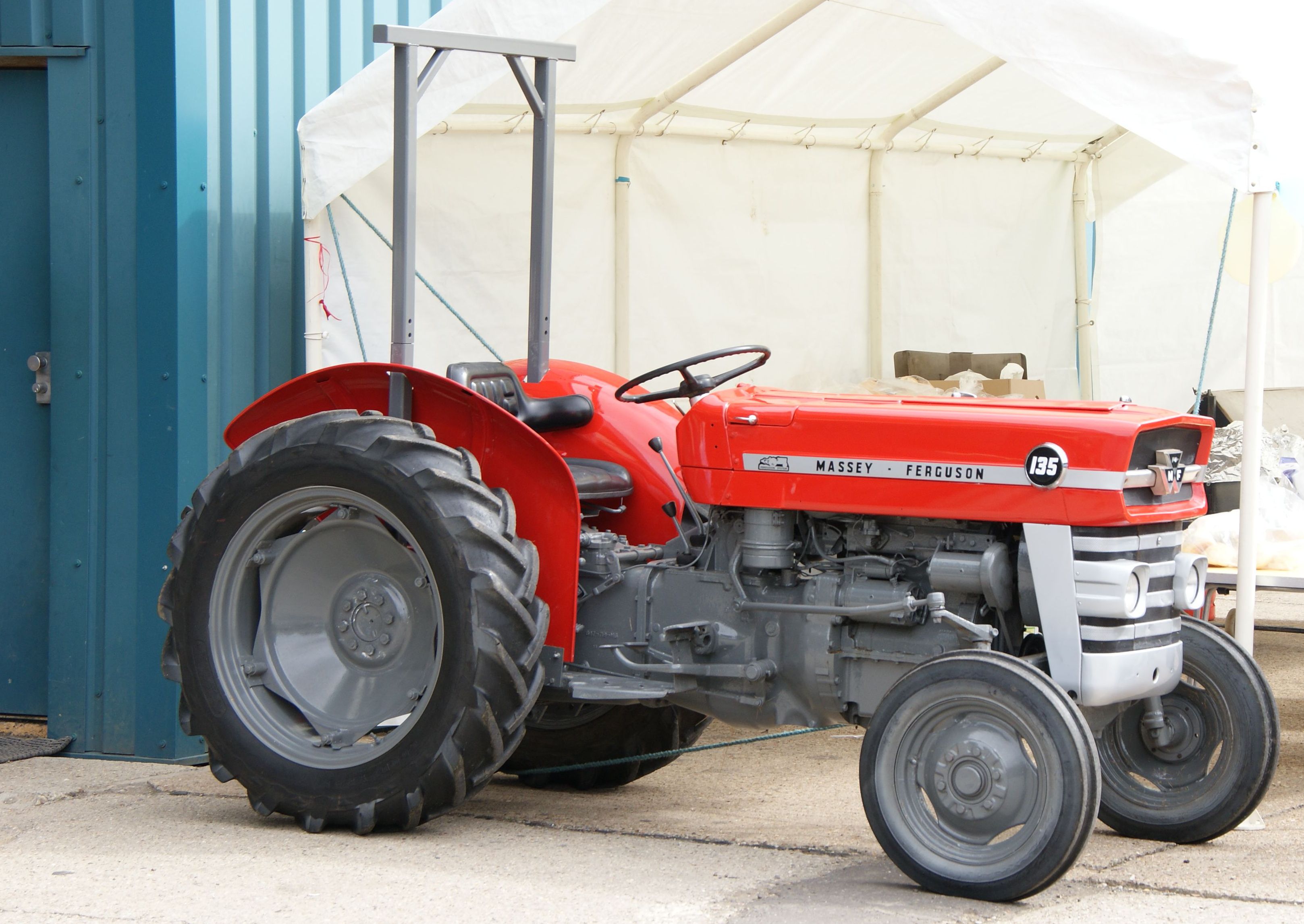 Filemassey Ferguson Mf 135 Wikimedia Commons 3916