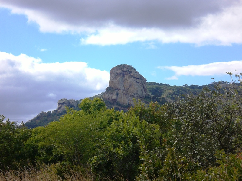 File:Monte Calinga-Muci no distrito de Guru - panoramio - Nelson Deolinda Amin… (1).jpg