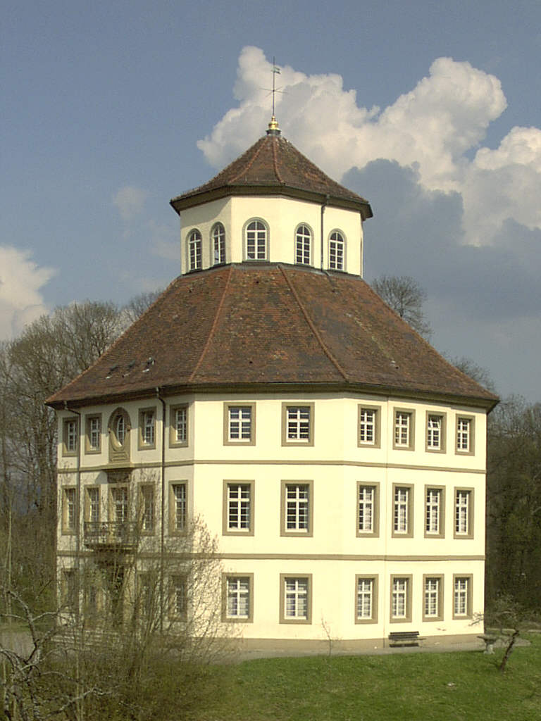 Achteckiger Bau des ehemaligen Schlosses von Oppenweiler. Das Gebäude dient heute als Rathaus.