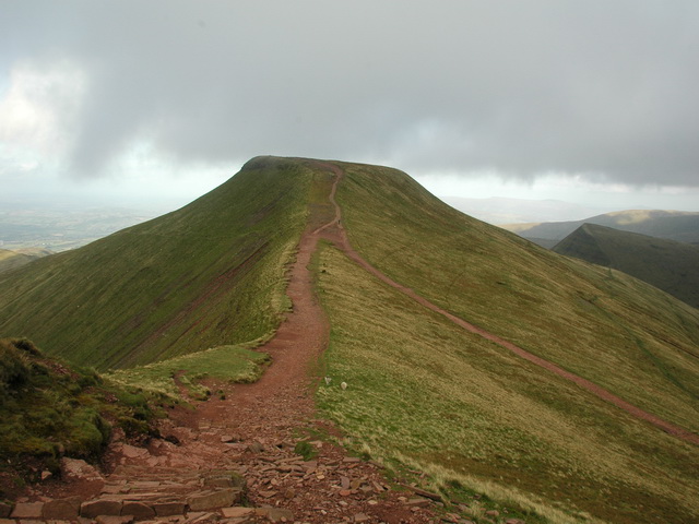 File:Pen Y Fan approached from Corn Du - geograph.org.uk - 734184.jpg