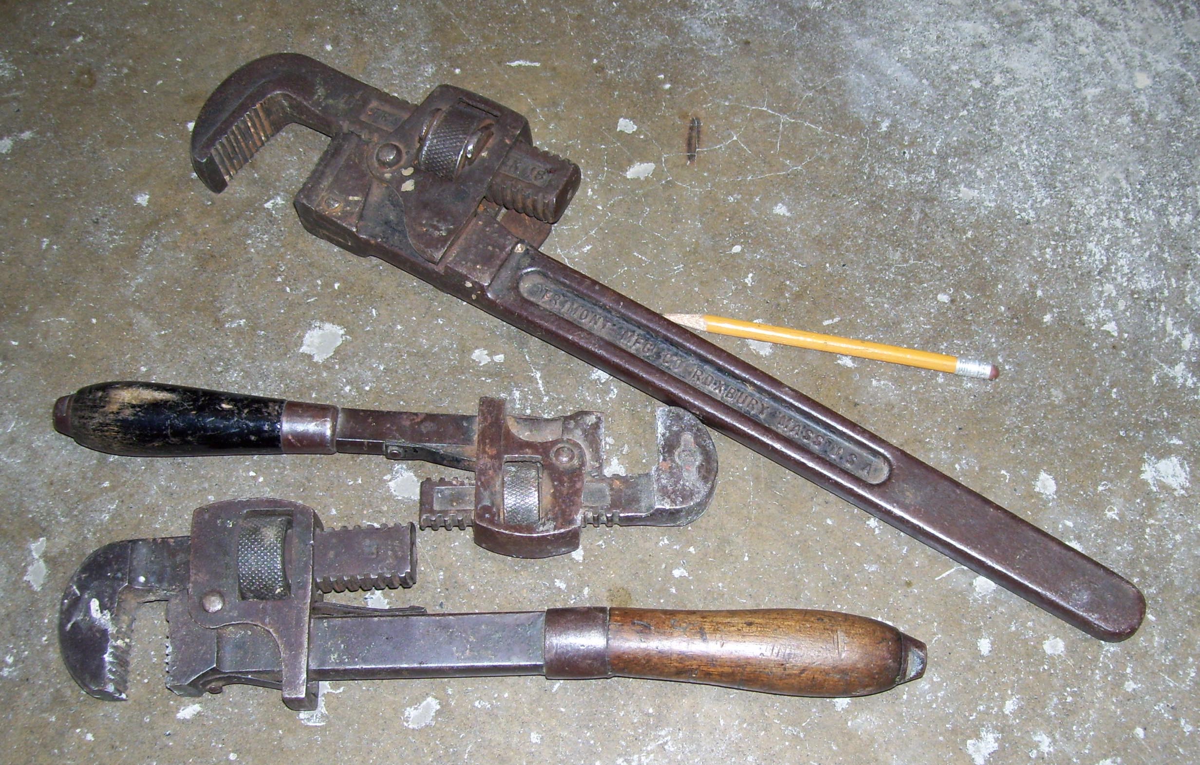 https://upload.wikimedia.org/wikipedia/commons/e/e6/Pipe_Wrench.jpg