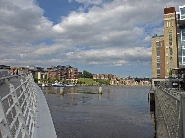 File:River Tyne, Gateshead - geograph.org.uk - 1447974.jpg