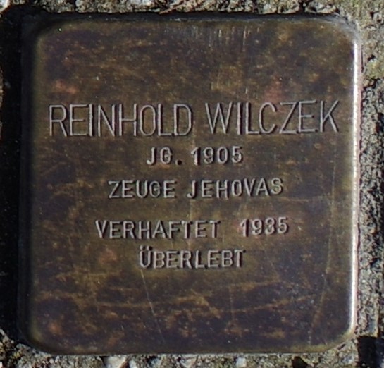 File:Sassnitz, Weddingstr. 12, Stolperstein Reinhold Wilczek.jpg