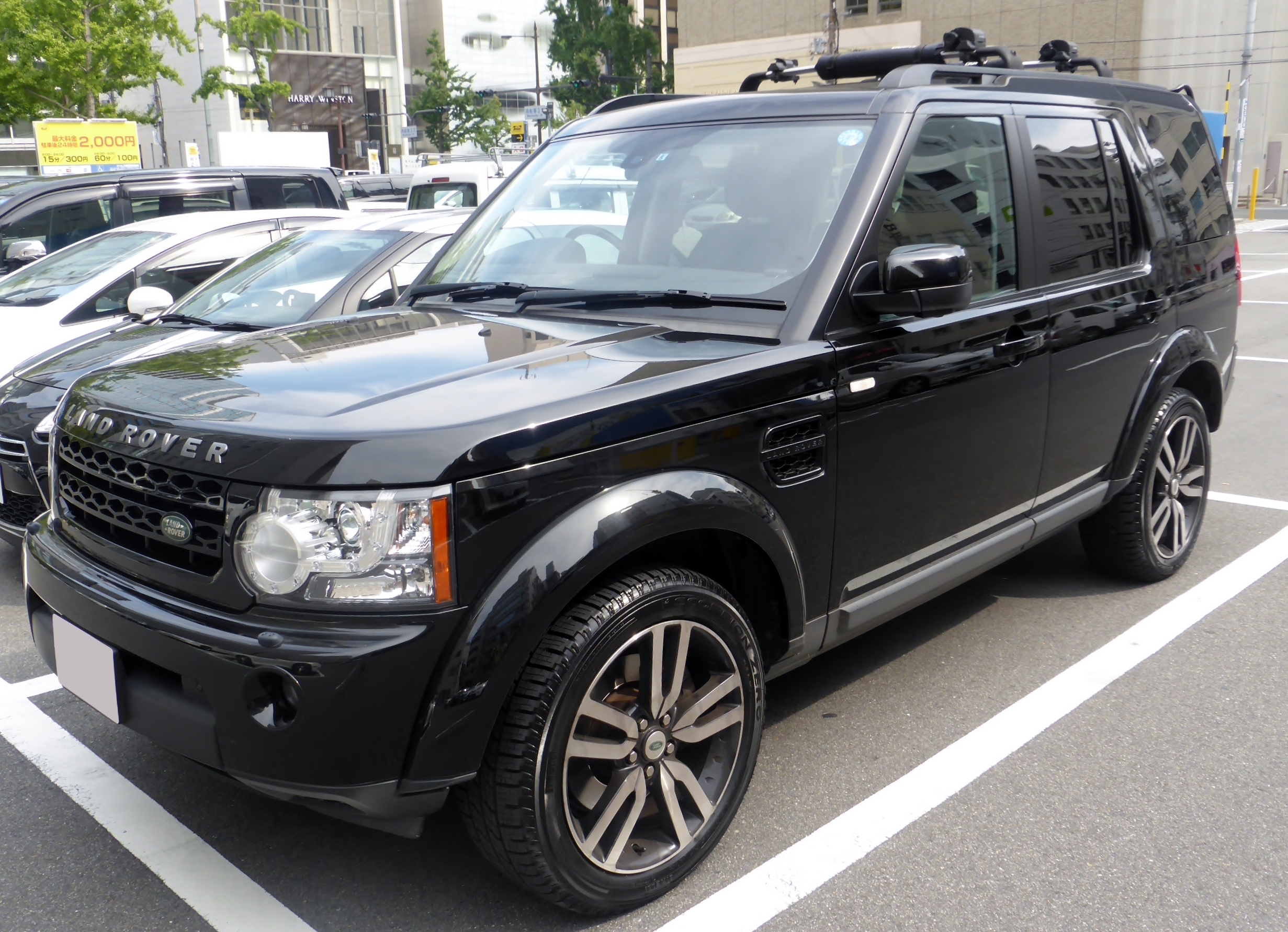 File:The frontview of LAND ROVER DISCOVERY 4 SE Black Edition.JPG