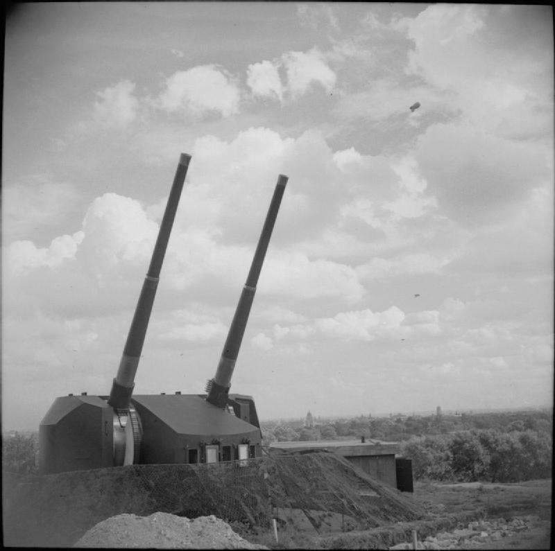 Twin_5.25_inch_AA_guns_Primrose_Hill_1943_IWM_H_032322.jpg