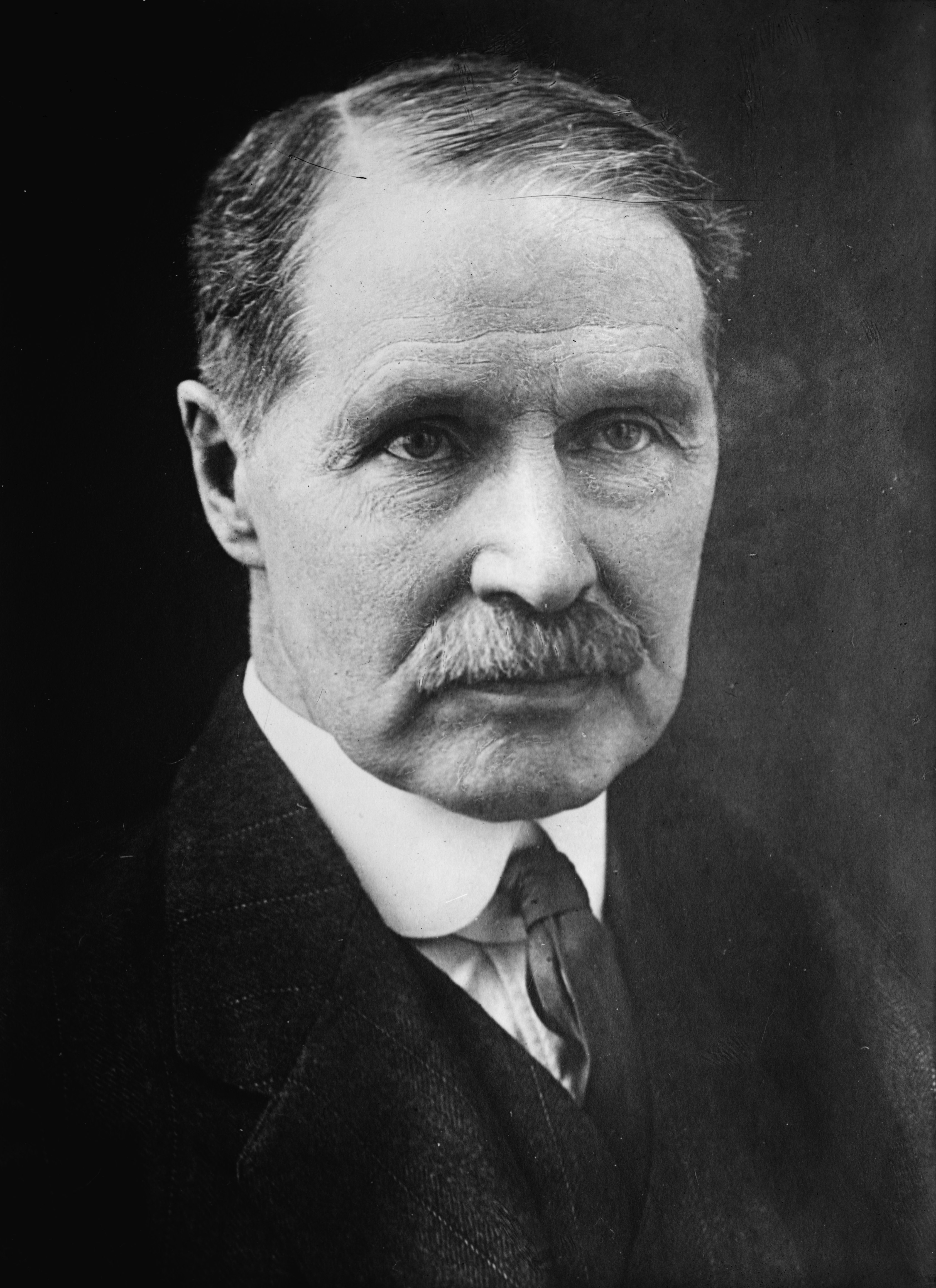 https://upload.wikimedia.org/wikipedia/commons/e/e7/A._Bonar_Law_LCCN2014715818_%28cropped%29.jpg