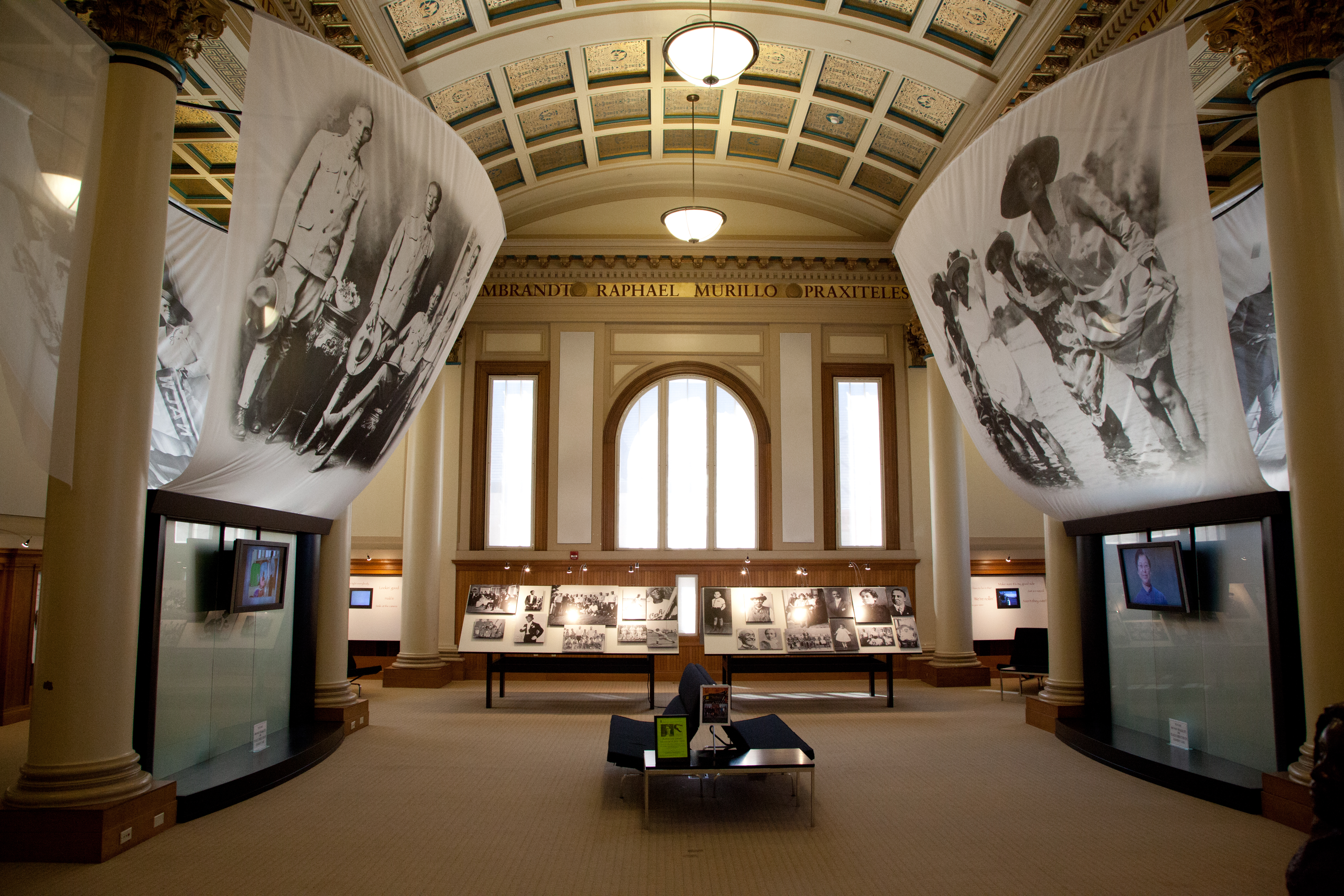 https://upload.wikimedia.org/wikipedia/commons/e/e7/African_American_Museum_Oakland_Library-35.jpg